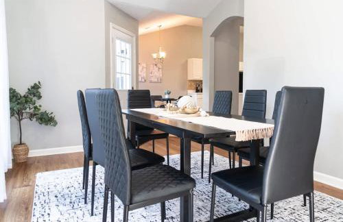 Spacious Vaulted 4BR Family Home Near Mall of GA Sleeps 12 - Foto 2