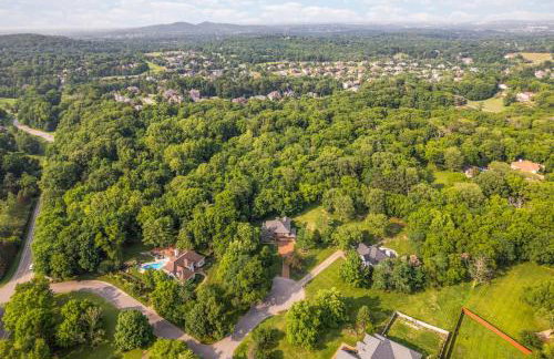 Updated and Spacious Home with Huge Yard Office and Decks - Foto 62