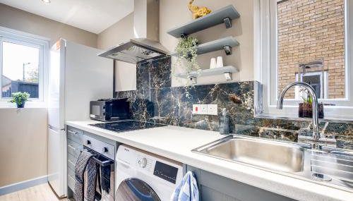 MK 2-Bedroom Contractor's Gem, 5 beds, sleeps 6, free parking - Foto 3, stove, dishwasher, pet friendly, toaster, minibar