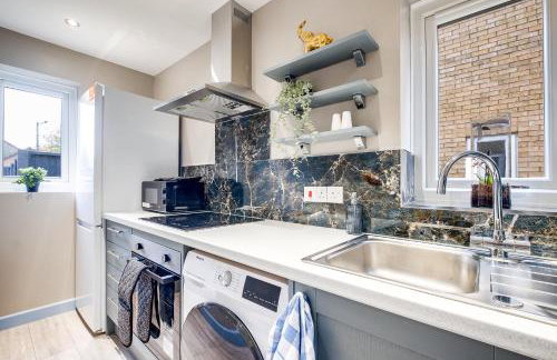 MK 2-Bedroom Contractor's Gem, 5 beds, sleeps 6, free parking - Foto 3