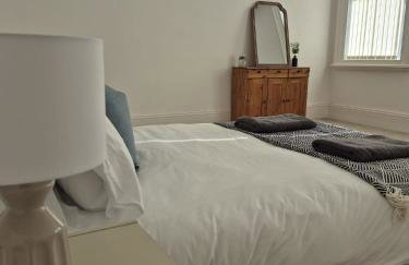 Beautiful 5-Bedroom home with Free Parking - Foto 20