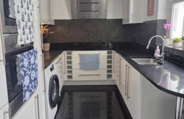 Bright 4 double bedroom victorian house - Photo 5