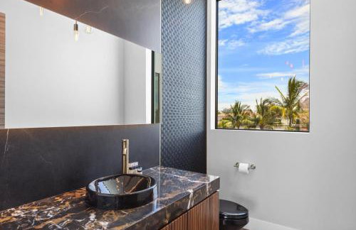Three Story Waterfront Villa with Basketball and Mini Golf - Foto 27