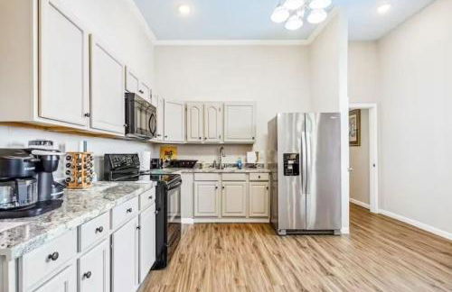 Penthouse on Claiborne - Foto 6