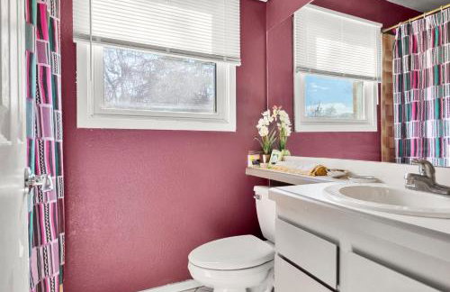 A Denver Oasis 15 Min to the Bronco Stadium 3 Bedroom with a King Suite - Photo 8