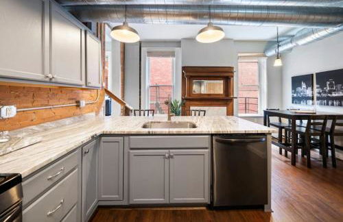 City Escape 2BR Steps to TQL near OTR and Downtown - Foto 12