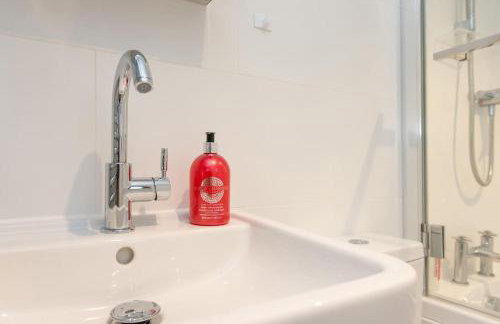 Lovely Cottage by Coastal Footpath & Surf Beaches! - Photo 9