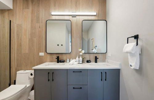 Modern Condo by Med District with Parking & Laundry - Foto 27