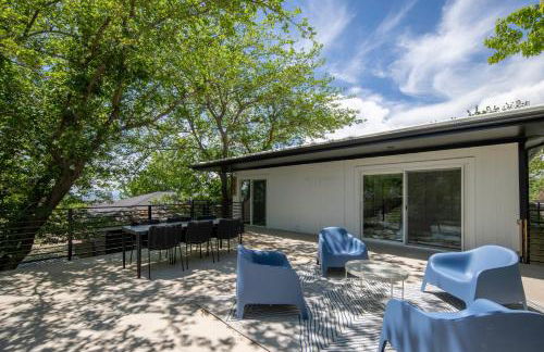 Relaxed Hillside Retreat with Hot Tub and Skyline Views - Foto 9