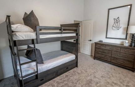 New Listing! Stylish 4 Bdrm W/pool and Game Room - Foto 64