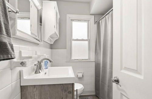 Great Location! Cozy Home with Huge Backyard - Foto 11