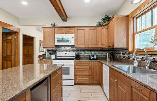 Impressive Dual Woods and Lake Homes That Sleep 32 - Foto 16