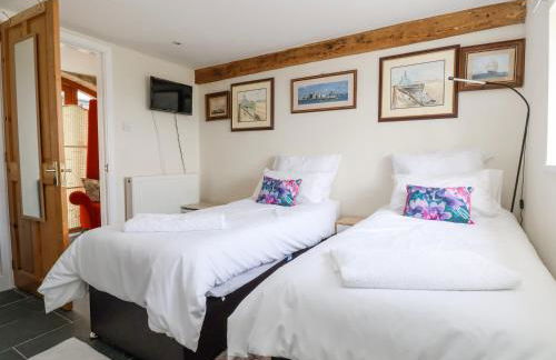 Coach House - Photo 16