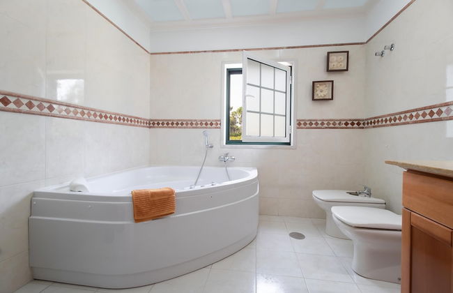 Aroeira Villa Sleeps 10 With Pool - Foto 15