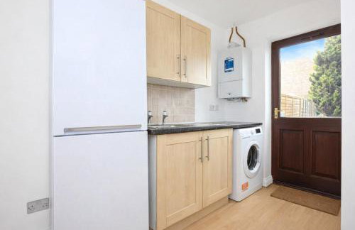 Detached House - Prime Location - Free Parking, Fast Wifi and Smart TVs with Sky TV and Netflix by Yoko Property - Photo 14