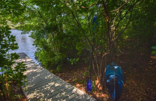 Pond Front Home with Private Dock - Foto 31