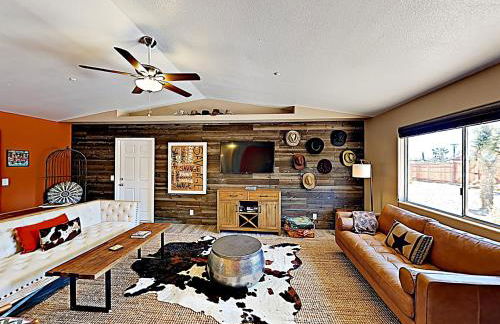 Rawhide Ranch - Walk to Pappy and Harriet's with Hot Tub! home - Foto 8