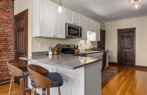 Newburyport Flat Downtown Living King Bed - Foto 1