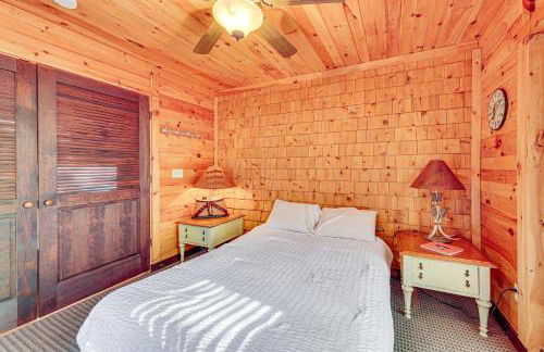 15 Mi to Snowshoe Resort Cabin with Deck and Fire Pit - Foto 12