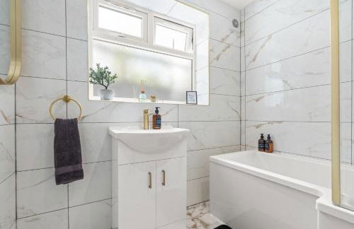 Free Parking ,Modern 4 bedrooms 10min from Birmingham city centre ideal for contractors ,Groups and Families - Photo 20