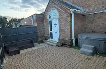 The Norwich Hideaway - Private Hot Tub - Photo 12