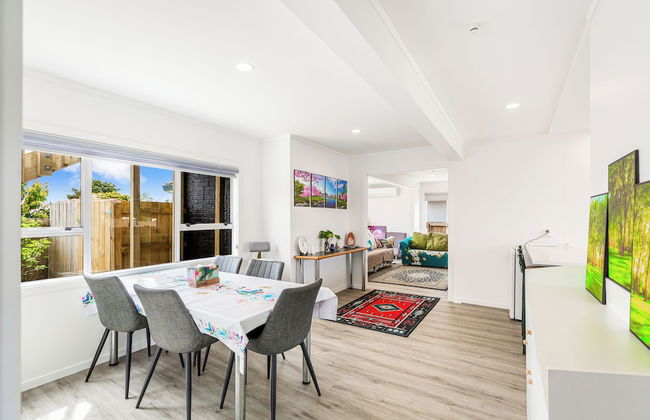 Spacious Renovated 3BR in Ellerslie I Zodiak Stays - Photo 8