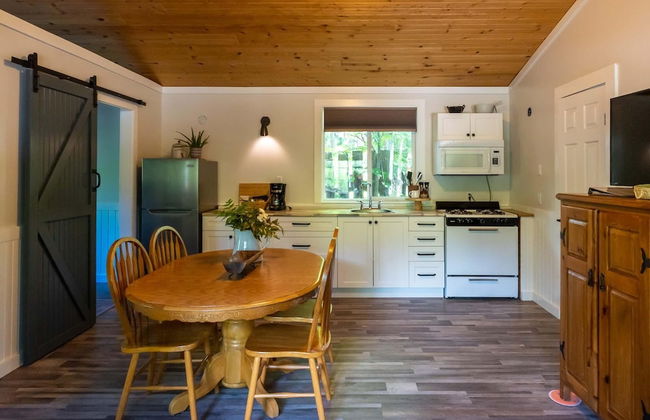 Barefoot Villas Cabin 1 Beaver w/ Hot tub - Photo 10