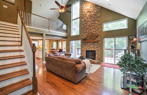 Hot Tub and Wooded Views Lakefront Blue Eye Cottage - Foto 5