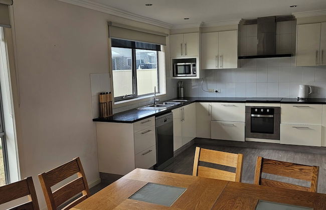 Penguin Retreat - Photo 13