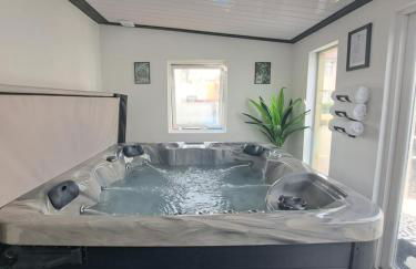 Family Holiday with Hot tub , Family groups only - Foto 7