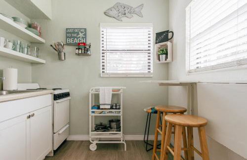 One bedroom private apartment two blocks to Beach! - Photo 8