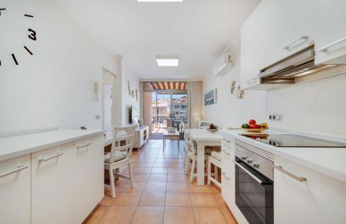 Cozy 2BR Retreat With Big Terrace, Peaceful Stay Minutes Away From the Beach - Foto 6