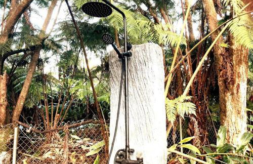 Romantic Retreat, Relax at Hot-tub, Indoor & Outdoor shower, firepit, 5 min to Hawaii Volcano park - Foto 9