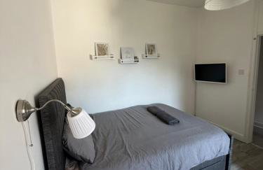 Bright bedroom with king side bed and share bathroom - Photo 5