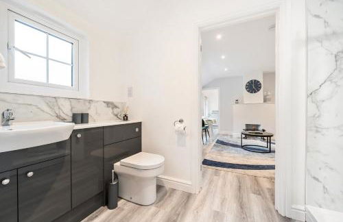 Wokingham - 1 Bedroom Cottage - Parking - Foto 8