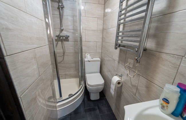 Large Studio 10 Minute Train Journey to the City! - Photo 9