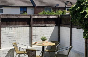 2 bedroom house near centre and private parking - Foto 13