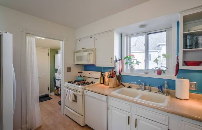 Pet Friendly 1900 Classic 3 Bedroom Value - Photo 15