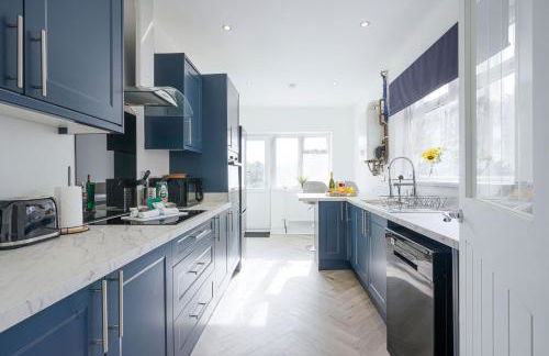 Newly Refurbished House - Close to Town Centre -Free Parking, Super-Fast Wifi, Smart TV with Netflix by Yoko Property - Photo 21