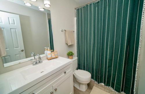 Uptown LUXE Retreat with Parking & Walk to City Center - Foto 27