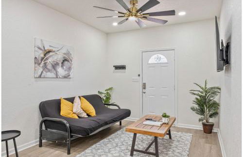 Glorius Amazing 2BR1BA Stay Near Lively Downtown - Foto 2