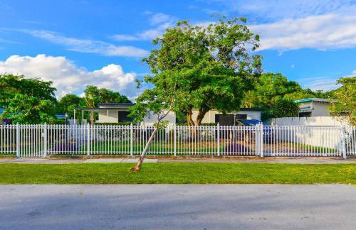 4BR North Miami Villa with Pool Patio Ping Pong - Foto 30