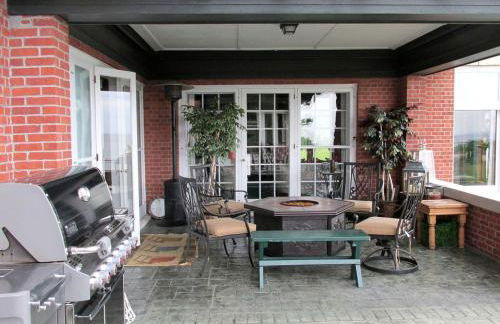 Amazing Villa Rental near Lake Michigan for Family or Group Glamping Vacations in Sheboygan, Wisconsin - Photo 8