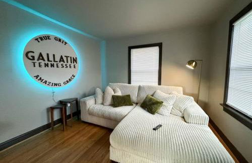 King Bed with Bunkbed Room - Gallatin Stays - Foto 13