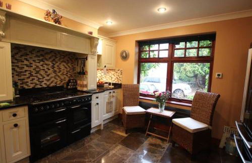 Serene Countryside Home with Manicured Gardens - Foto 6