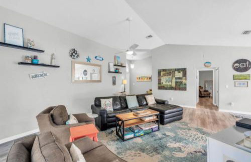 Charming Heated Pool Home - 3 miles to the Beach, Pet and Family Friendly -Available Year Round! - Photo 8