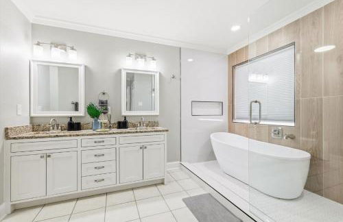 4-BD 2-BA with Backyard Pool Retreat + Game Room - Foto 17