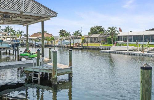 Pirates Den a 4BR Pet-Friendly Waterfront Oasis with Pool, Dock, Personal Water Boats, Fire Pit, Game Room and Bar - Foto 49