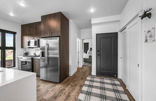 4-Season Modern Mountain Penthouse with Private Hot Tub & Scenic Views - Foto 64