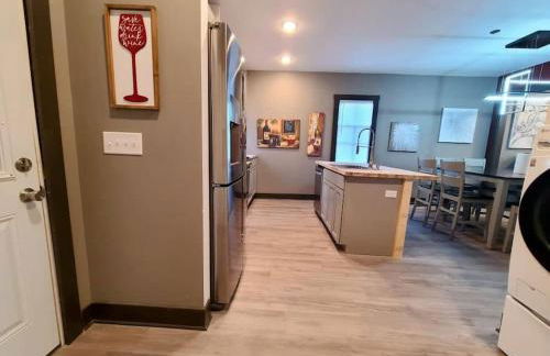 King Bed In Main Floor - Downtown Vacation Rental - Foto 42